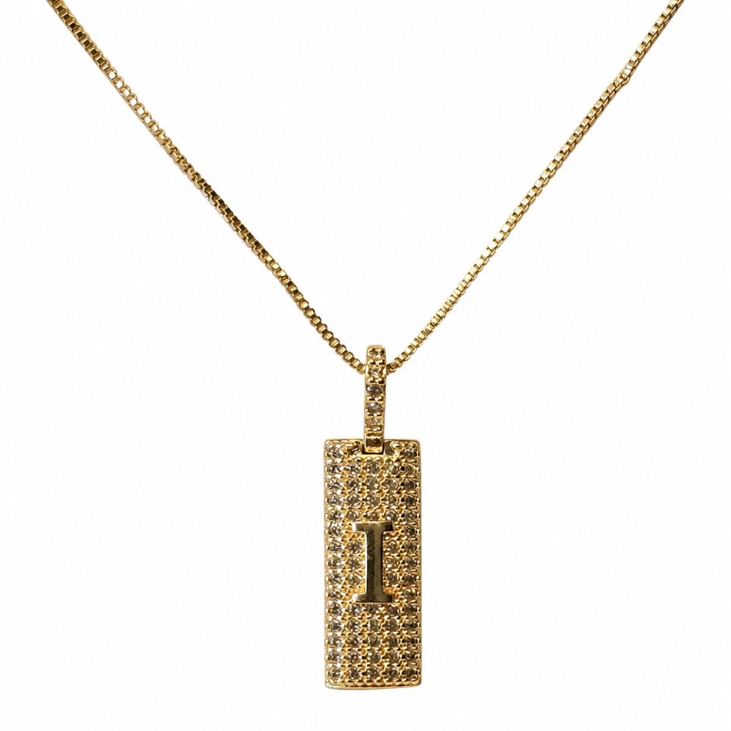 Colar de letra liso e placa com zircônia
