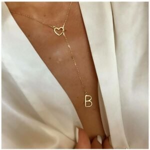 Colar gravatinha com letra e coração