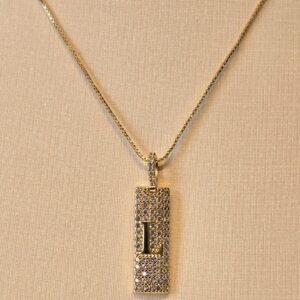 Colar de letra liso e placa com zircônia